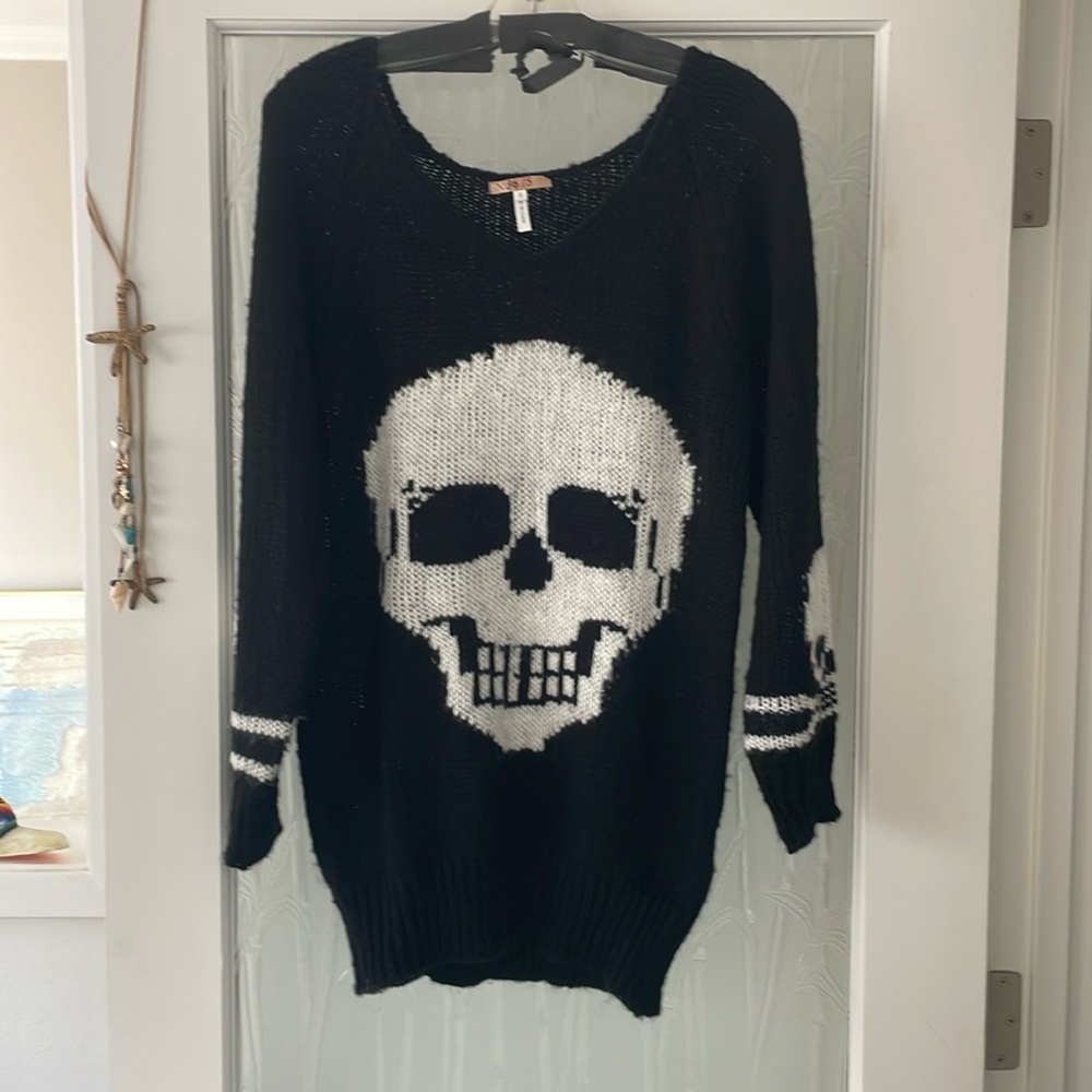 Skeleton Skull Sweater !! Super Cute for any month especially October!! 👻🎃